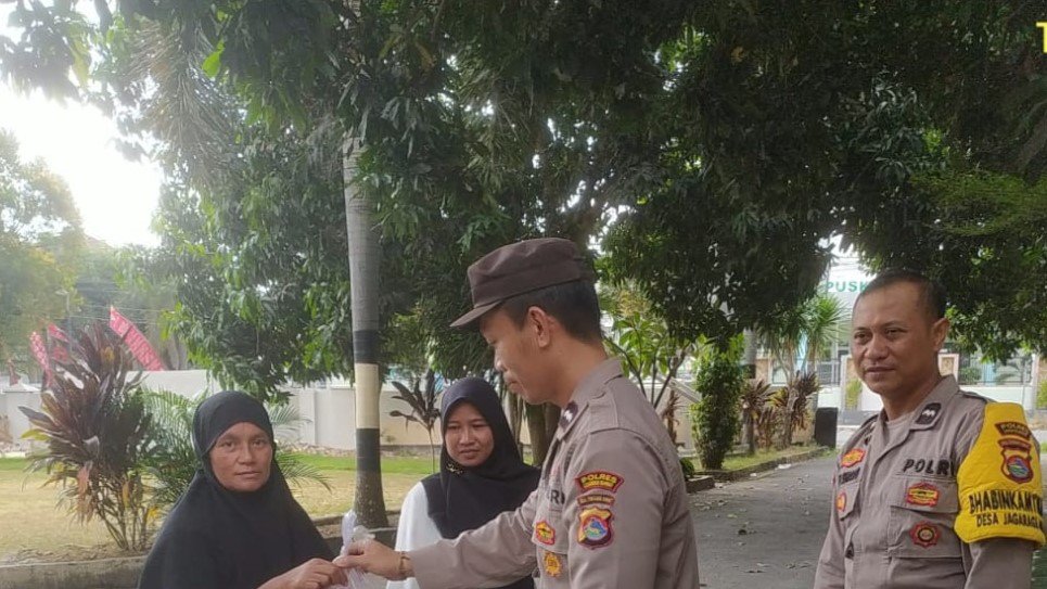 Polsek Kediri Bagikan Daging Kurban kepada Masyarakat