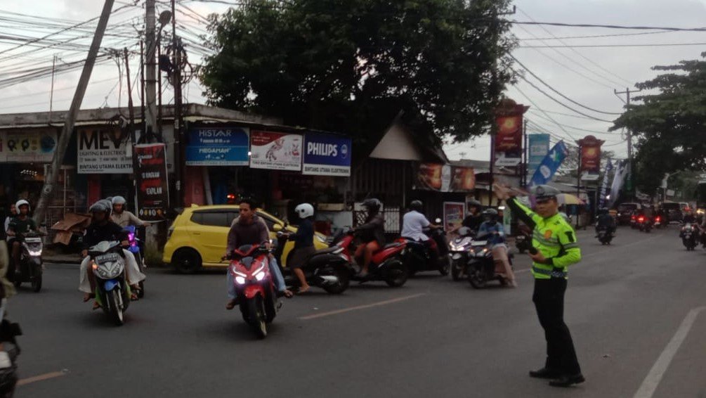 Strategi Polsek Batulayar untuk Mengatasi Kemacetan di Senggigi