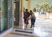 Bakti Religi Polsek Lembar: Wujud Sinergi Polri dan Masyarakat untuk Kebersihan Masjid
