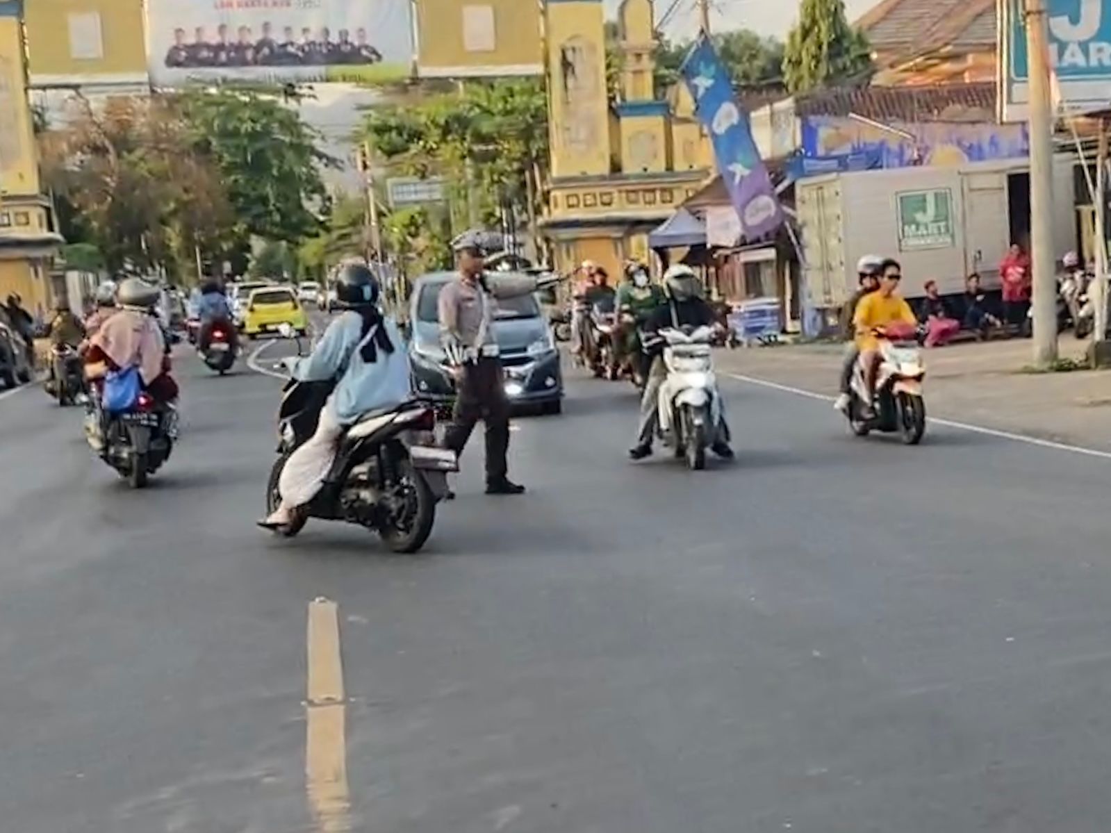 Giat Rawan Sore Polsek Batulayar Jaga Kelancaran Lalu Lintas di Senggigi