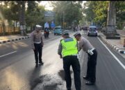 Tumpahan Oli di Jalan Langko Berhasil Dibersihkan, Sat Lantas Polresta Mataram Sigap Jaga Keselamatan Pengendara