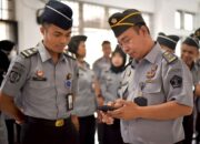 Lapas Kelas IIA Lombok Barat Bersih dari Judi Online: Kalapas dan Tim Satops Patnal Periksa HP Petugas