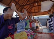 Narapidana Hindu Lapas Lobar Semangat Menjalankan Ibadah di Pura Padmasana Bajra Satwa