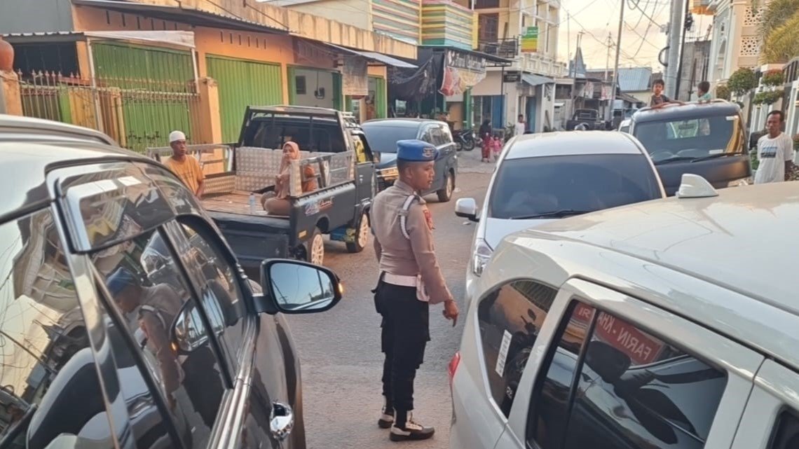 Nyongkolan Banyumulek Meriah, Polsek Kediri Jaga Keamanan Arak-arakan