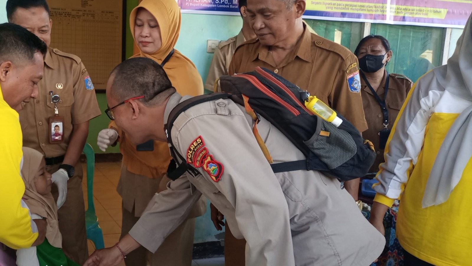 Polisi Kawal PIN Polio di Lombok Barat, Demi Anak Sehat!