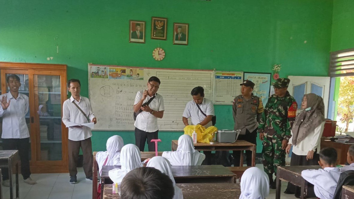 Sinergi Polsek Sekotong dan Puskesmas Sukseskan Pekan Imunisasi Nasional di Lombok Barat