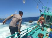 Polsek Sekongkang dan Warga Desa Talonang Berhasil Evakuasi 32 ABK Kapal Nelayan yang Terdampar Akibat Cuaca Ekstrem