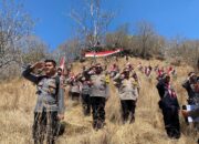 Kapolres Bima Kota Pimpin Pengibaran Ratusan Sang Saka Merah Putih di Puncak Pulau Kambing