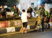 TNI-Polri Semangat Gotong Royong Bersihkan Lingkungan Pasca-Demonstrasi