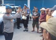 Polsek Ampenan Dampingi Bid Propam Polda NTB Berikan Bantuan Sembako Kepada Kusir Cidomo Di Pasar Kebon Roek