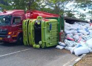 Pecah Ban, Truk Fuso Pengangkut Pupuk Terguling di Jalan BIL Kuripan