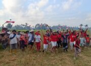 Puluhan Petani Gelar Upacara Kemerdekaan RI ke 79 di Tengah Sawah Desa Lamper Jagaraga, Kecamatan Kuripan