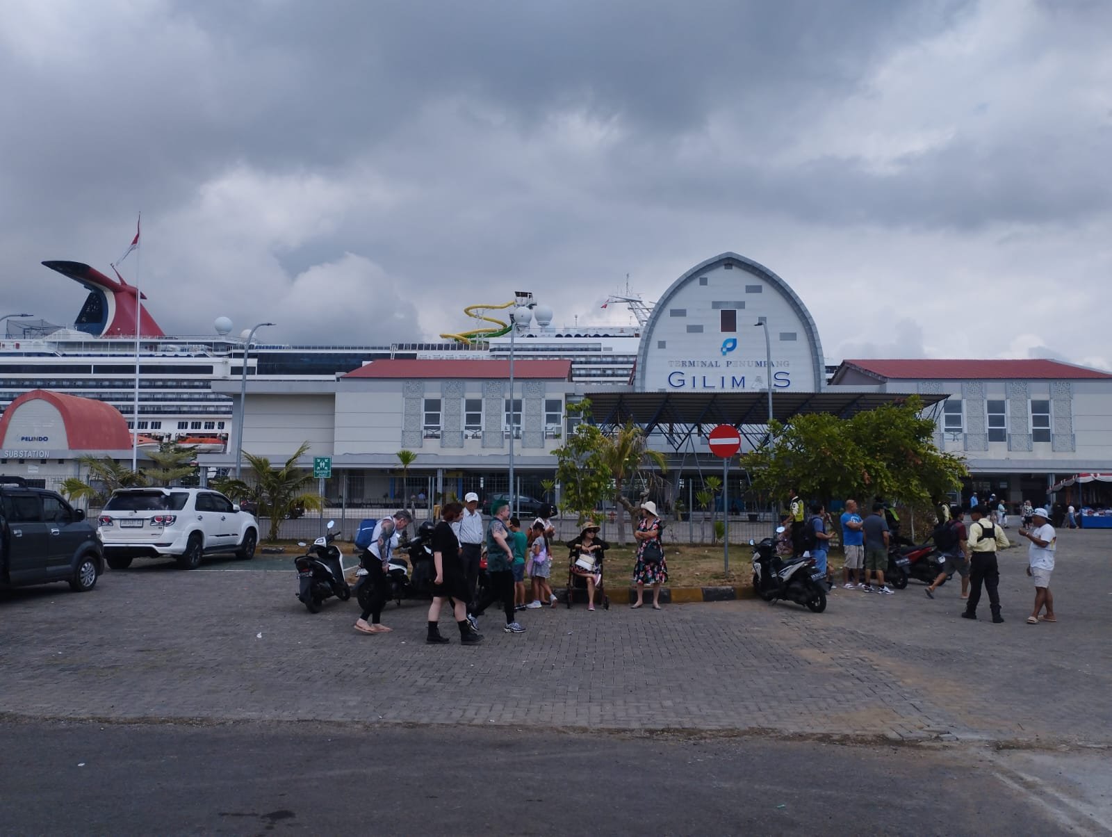 Kapal Pesiar Carnival Splendor Sandar di Gilimas