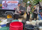 Polres Lombok Barat Salurkan Air Bersih, Warga Tibu Lilin Tersenyum Lega