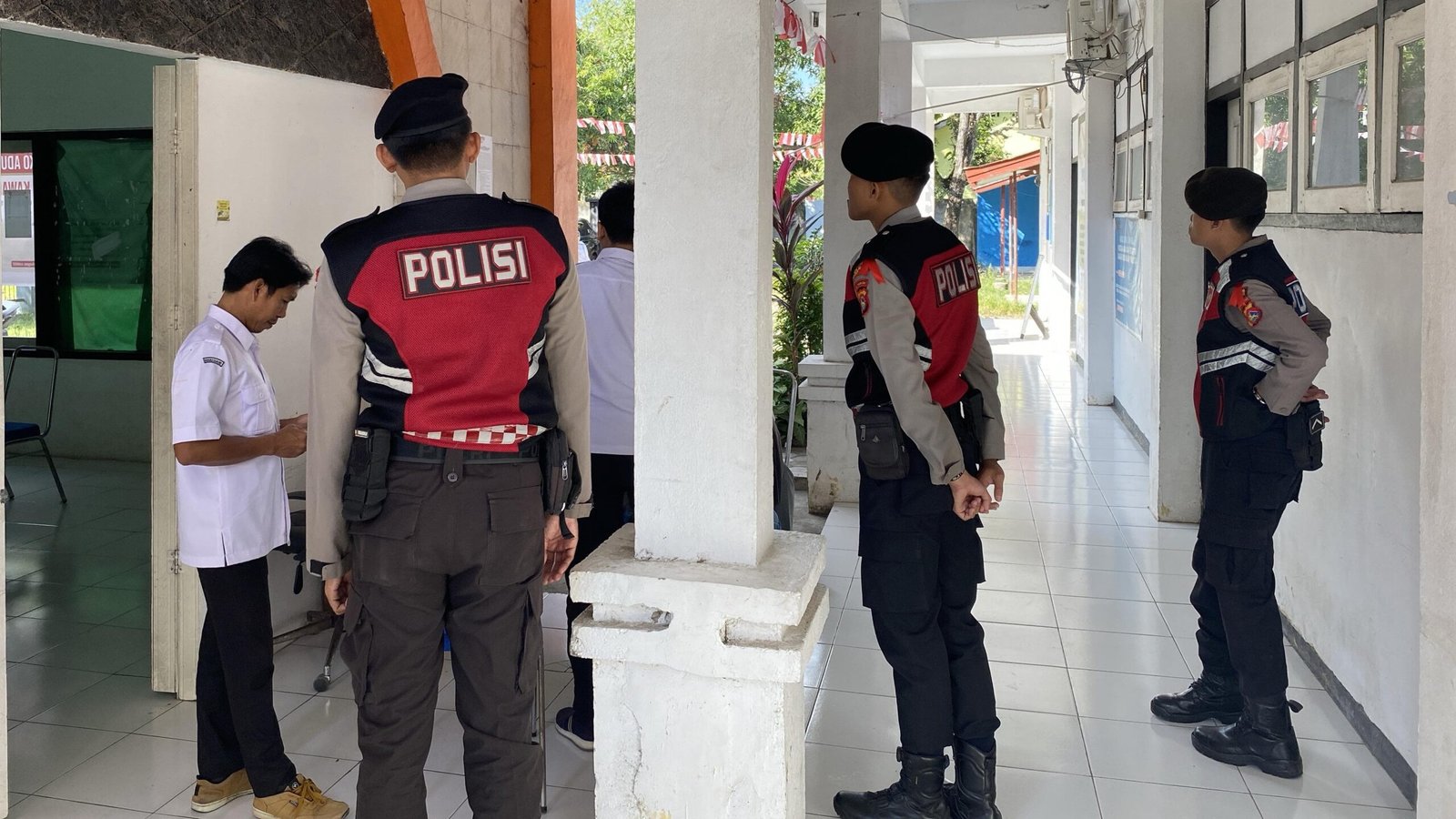 Patroli Subsatgas Samapta di Kantor Bawaslu Lombok Barat