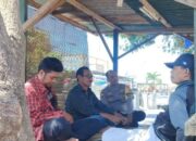 Polisi Ngobrol Santai Bareng Warga Lombok Barat, Siap Amankan Pemilu 2024