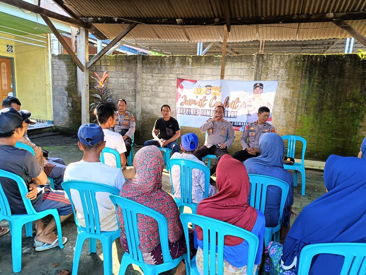 Polisi dan Warga Lombok Barat Jalin Keakraban di Jumat Curhat di Kuripan