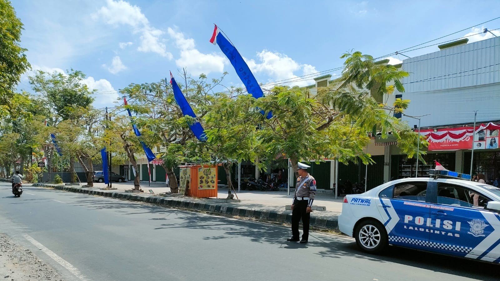 Satuan Lalu Lintas Polres Lombok Barat Kawal Pemilu Damai