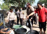Peduli Warga, Kapolresta Mataram Pimpin Langsung Penyaluran Air Bersih di Gunungsari