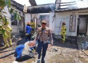 Diduga Konsleting Sebuah Rumah Di Dusun Tempit Desa Mekar Sari Terbakar, Polisi Olah TKP