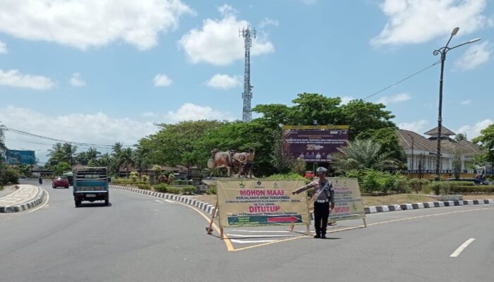 Pengamanan Lalu Lintas Polres Lombok Barat di Tengah Perbaikan Jembatan Dasan Cermen