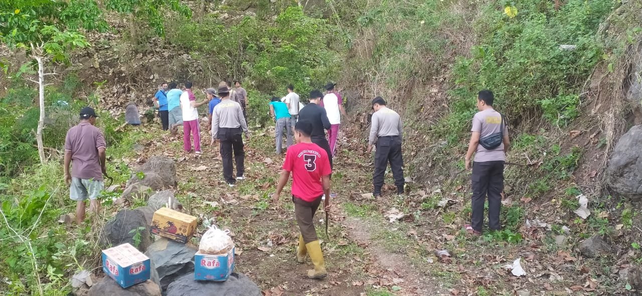 Polsek Batulayar Bersihkan Lingkungan, Bantu Warga Kurang Mampu