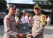 Pimpin Apel Pagi, Wakapolresta Mataram Serahkan Piagam Police Of the Month Sejumlah Personil Yang Berprestasi
