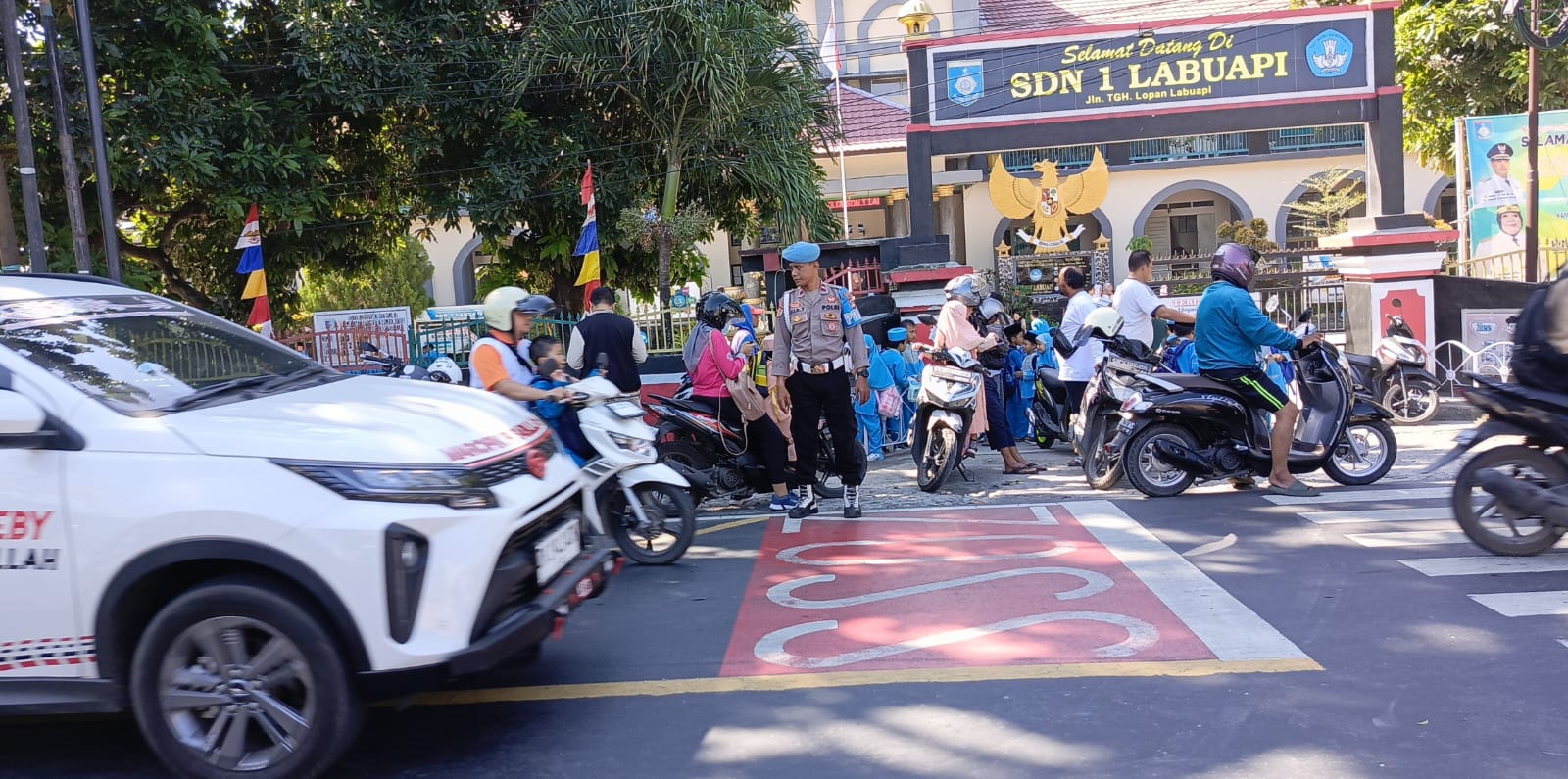 Patroli Polsek Labuapi Menjaga Keamanan di Perumahan dan Sekolah