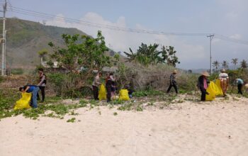 Bersih-Bersih Pantai Pengantap, Peringatan Hari Pahlawan yang Penuh Semangat Gotong Royong