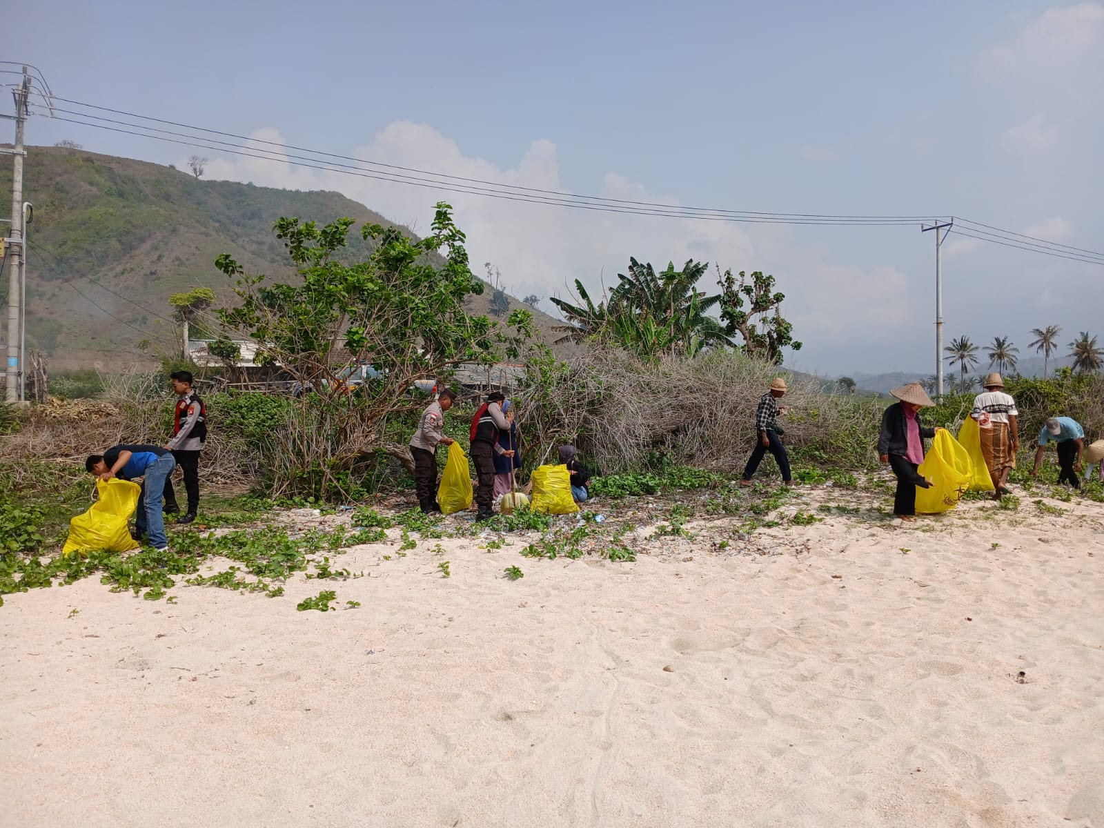 Bersih-Bersih Pantai Pengantap, Peringatan Hari Pahlawan yang Penuh Semangat Gotong Royong