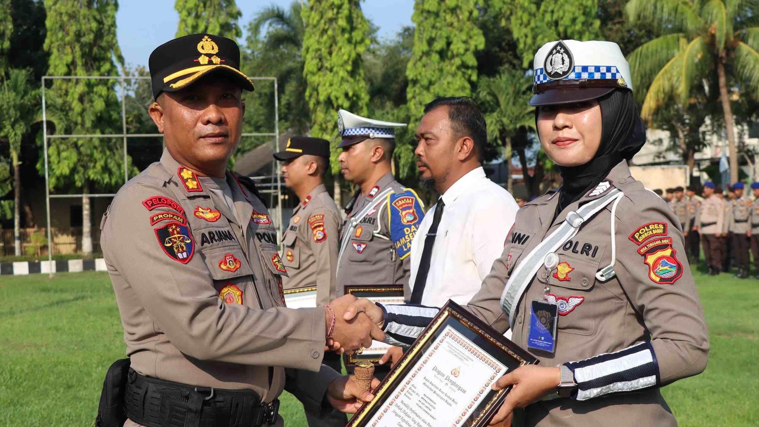 Dukung Inovasi, Polres Lombok Barat Anugerahi Personel Terbaik di Police of The Month