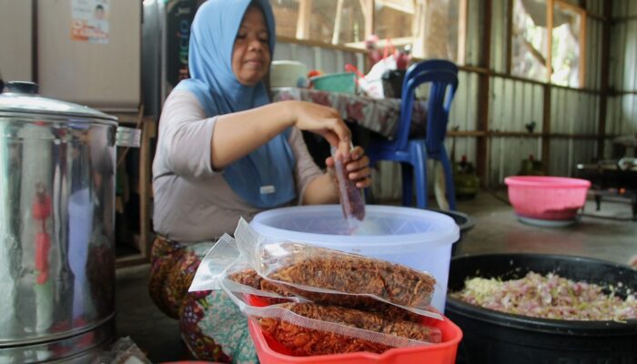 Modal 100 Ribu, Raup Cuan Jutaan Rupiah dari Sambal Bawang Goreng Mardawati yang Mendunia