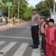 Sentuhan Manis Polisi Bima Kota, Bantu Anak Sekolah Menyebrang Jalan