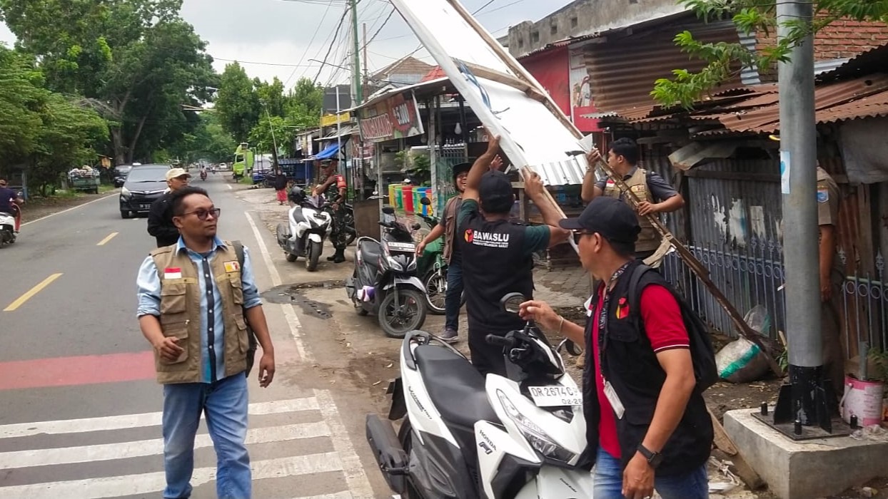 Pilkada Damai, Penertiban APK di Labuapi Lombok Barat Berjalan Mulus