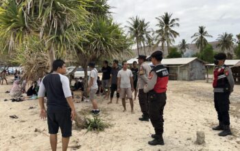 Polsek Sekotong Lakukan Patroli Rutin di Pantai Elak-Elak untuk Jaga Keamanan Wisatawan