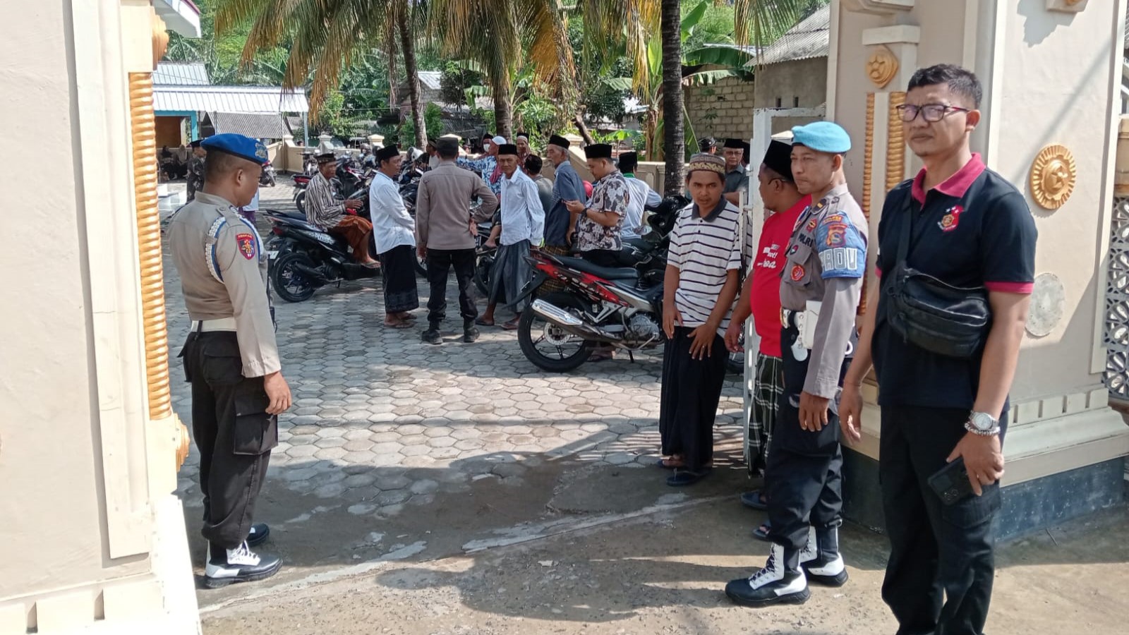 Sambang Duka Polsek Lembar, Dekatkan Polisi dan Warga