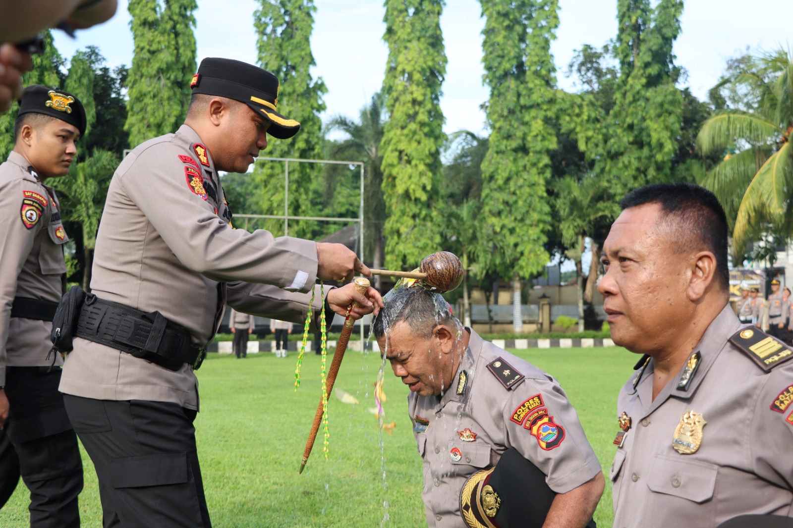 Dedikasi dan Loyalitas Dihargai: Polres Lombok Barat Gelar Upacara Kenaikan Pangkat dan Purna Tugas