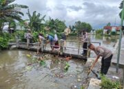 Polsek Gerung Bersinergi dengan Warga Bersihkan Sungai, Antisipasi Banjir