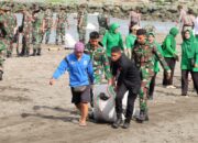 Karya Bakti TNI AD di Pantai Loang Baloq Sambut Hari Juang