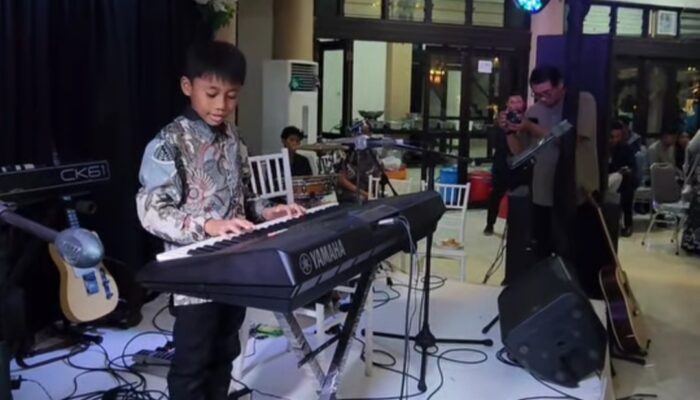 Danish, Anak 9 Tahun dari Desa Sesela Mempesona Para Undangan dengan Aksi Keyboardisnya