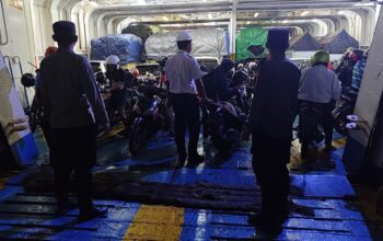 Malam Sibuk di Pelabuhan Lembar, Polisi Siaga Penuh Jaga Keamanan