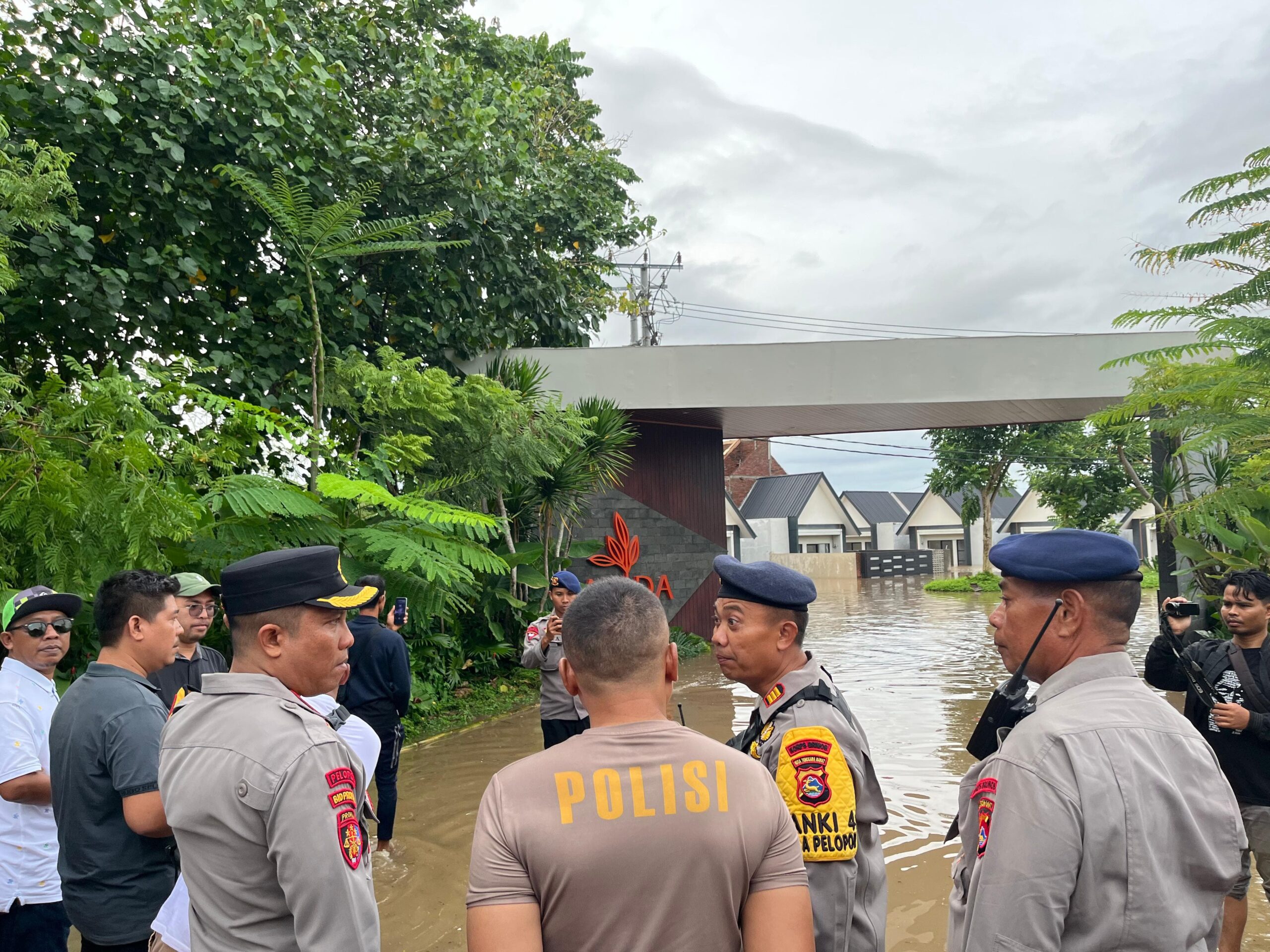 Banjir di Lombok Barat Kapolres Pimpin Evakuasi, Forkopimda Siagakan Bantuan!