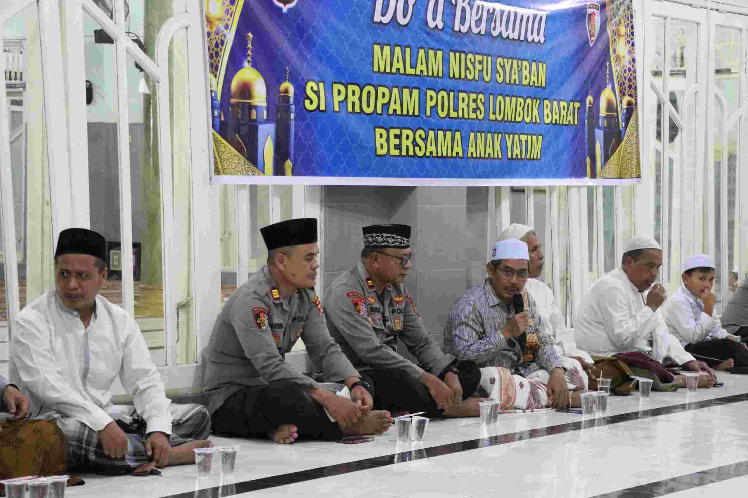 Berkah Nisfu Sya'ban, Propam Polres Lombok Barat Santuni Anak Yatim di Masjid Alittihad