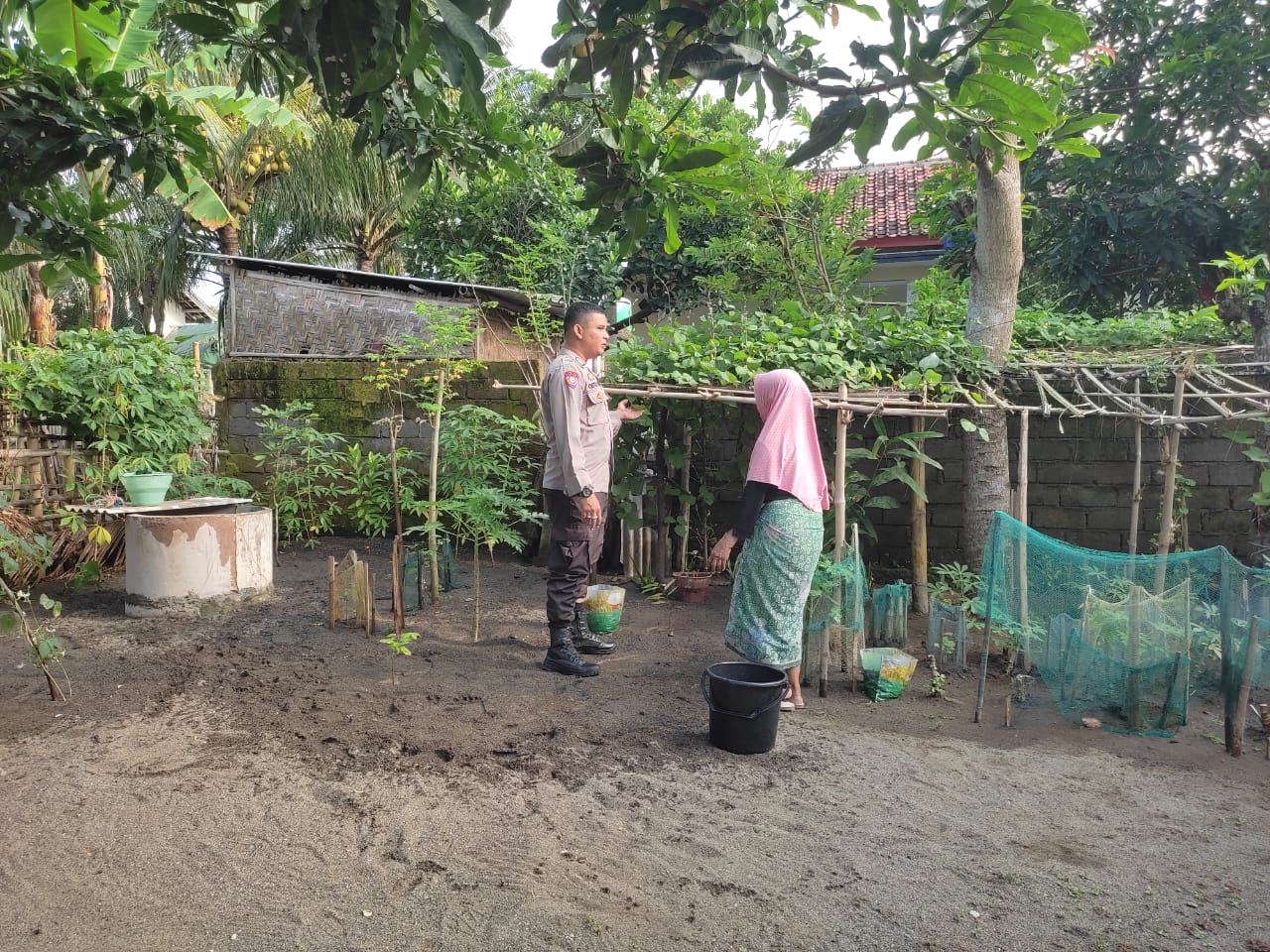 Inspiratif! Bhabinkamtibmas Labuapi Ajak Warga Maksimalkan Lahan Pertanian