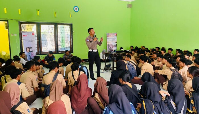 Safety Riding Goes to School: Satlantas dan Astra Motor Edukasi Siswa SMK 1 Batu Layar tentang Keselamatan Berkendara