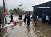 Mataram Dilanda Banjir, Brimob Polda NTB Evakuasi Warga ke Tempat Aman