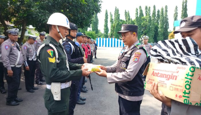 Jaga Kesehatan Anggota, Polres Lombok Barat Beri Vitamin untuk Operasi Keselamatan Rinjani 2025