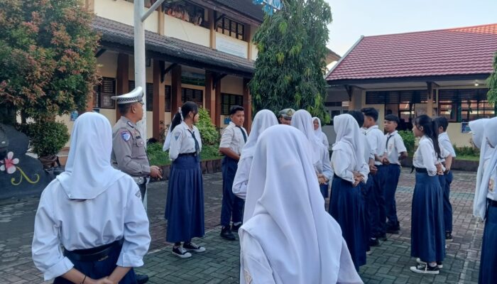 Patroli Keamanan Sekolah: Upaya Polres Lobar Ciptakan Generasi Tertib Lalu Lintas