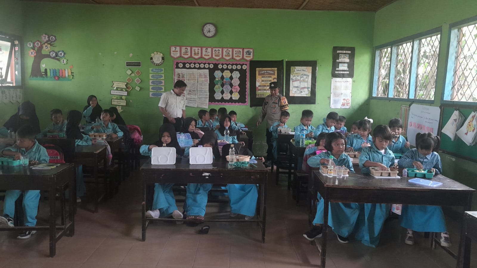 Polsek Gerung Kawal Program Makan Bergizi Gratis untuk Anak Sekolah