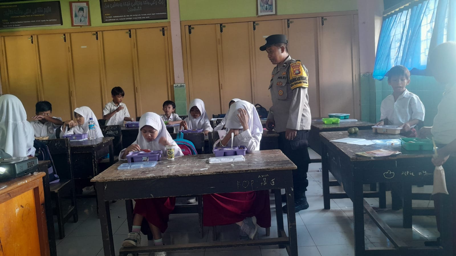 112 Siswa SDN 1 Dasan Tapen Dapat Makan Bergizi, Polsek Gerung Turun Tangan